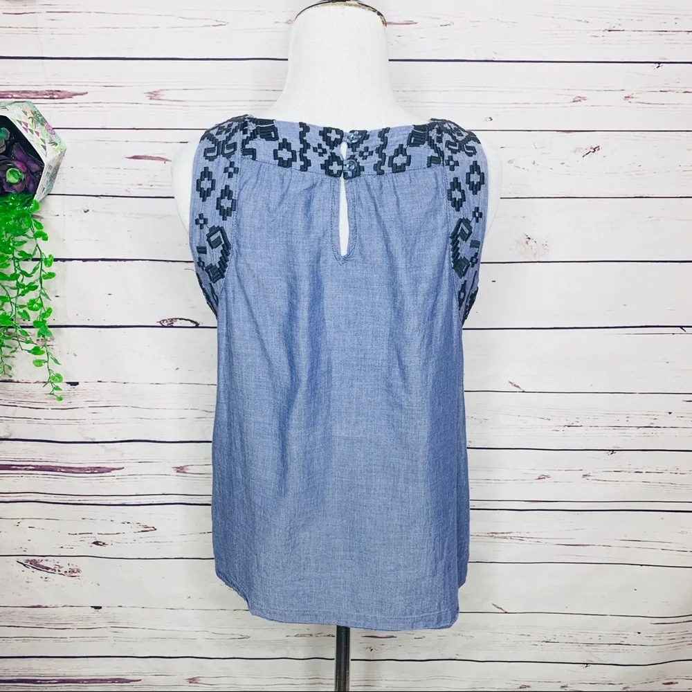 Old Navy Embroidered Blue Chambray Denim Sleeveless Casual Top Size Medium - Picture 6 of 8
